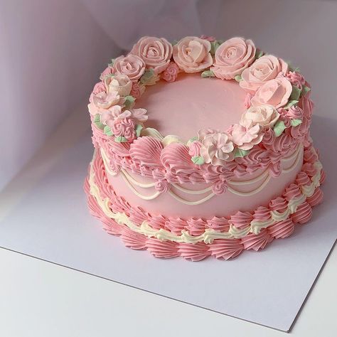 April’s Baker en Instagram: “A crown of pink buttercream flowers for the end of spring🌸” Birthday Cake Pink Flowers, Cute Birthday Cakes Pink, Pink Birthday Cake With Flowers, Pink Pastel Cake, Cute Pink Birthday Cake, Vintage Flower Cake, Cute Flower Cake, Pink Cake With Flowers, Pink Cake Flowers