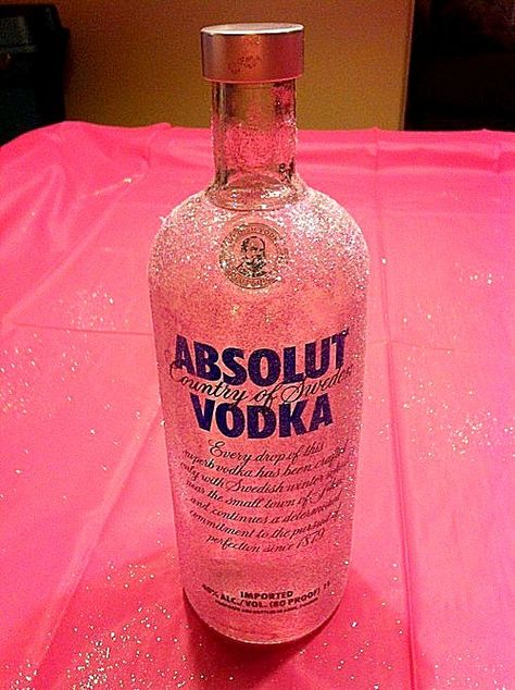 Vodka♥ seriously, a sparkly bottle of vodka?!? Glitter Vodka, Pink Vodka, Glitter Tumblr, Luxury Club, Filmy Vintage, Alcohol Aesthetic, Absolut Vodka, Alcohol Bottles, Liquor Bottles