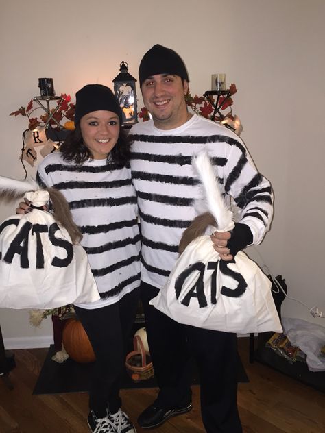 Couples Halloween Costume Idea: Cat Burglars! Get it?!  Old school burglar costume with a bag full of "cats" instead of money! Burgular Costume, Old School Halloween Costumes, Cat Burglar Costume, Old School Halloween, Burglar Costume, Fall Festival Party, Robber Costume, School Halloween Costumes, Cat Burglar