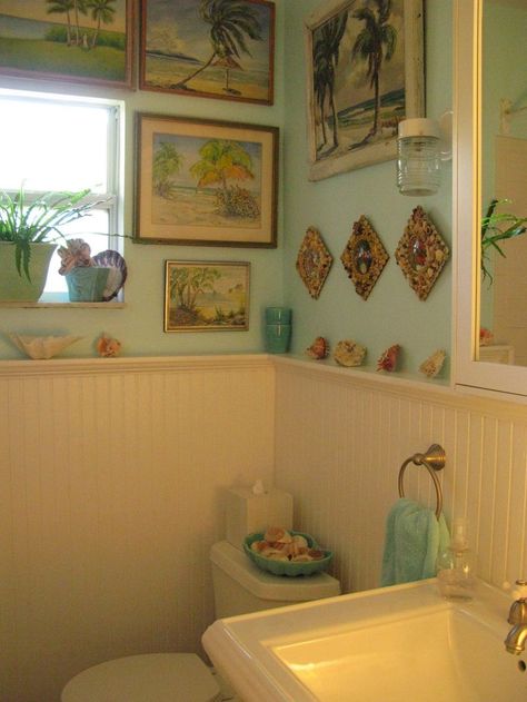 L Old Florida Decor, Cottage Bedroom Decor, Vintage Beach Decor, Dining Room Wainscoting, Florida Decor, Beach Bathroom Decor, Nautical Bathrooms, Tropical Home Decor, Bathroom Design Decor