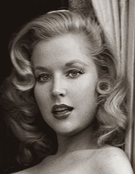 Betty Brosmer, 1950s Hairstyles, 50s Hairstyles, Retro Beauty, Retro Hairstyles, Blonde Bombshell, Jolie Photo, Vintage Pinup, Vintage Hollywood