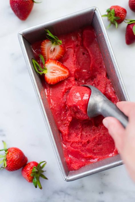 Strawberry Sorbet Recipe, Hemgjord Glass, Sorbet Ice Cream, Fruit Sorbet, Strawberry Sorbet, Sorbet Recipes, Easy Strawberry, Deilig Mat, An Ice Cream