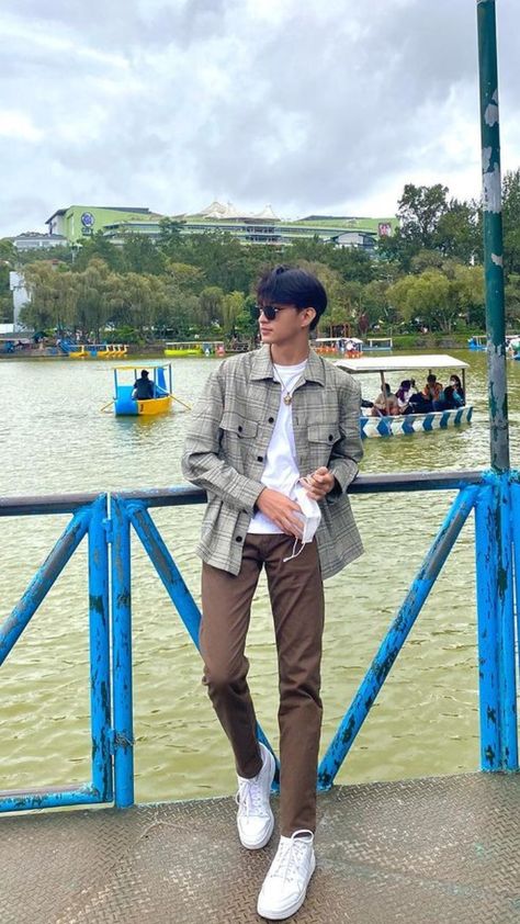 Ootd Cowo Simple, Marvel Algara, Franz Harvey, Outfit Cowo, Outfit Cowok, Outfits For Teenage Guys, Korean Street Fashion Men, Mens Photoshoot Poses, Men's Formal Style