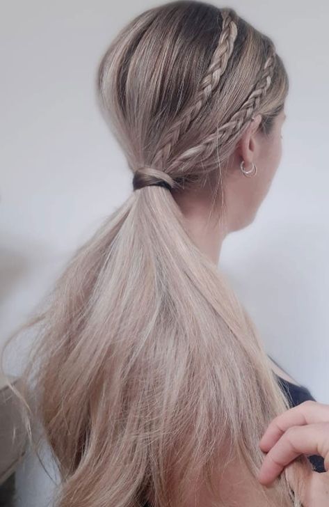 Tiny Braids In Ponytail, Low Pony Hairstyles Braids, Small Braids Into Ponytail, Ponytail With Braids On Side, Hailey Hairstyles, Hairscarf Hairstyle, Pony Braids, Ways To Wear Braids, Ponytail With Braid