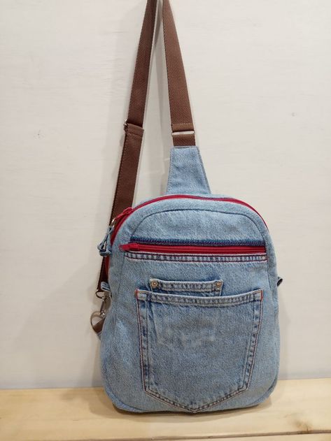 Denim backpack. Sling backpack, Backpack on one shoulder. a bag made of jeans. jeans bag #bagjeanspattern #diybagjeanspattern #totebagjeanspattern Jeans Recycle Ideas, Denim Jeans Recycled, Jeans Purse, One Strap Backpack, Denim Bag Patterns, Jeans Backpack, Jean Backpack, Denim Backpack, Quilted Patchwork