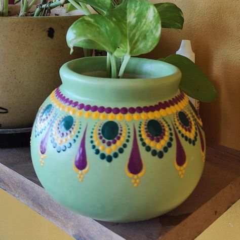 Matka Painting For Diwali, Mandala Art On Matki, Handi Decoration Ideas Simple, Matka Pot Painting Ideas, Pot Painting For Janmashtami, Pot Painting Mandala, Matka Painting For Janmashtami, Matki Painting Ideas Creative, Painted Flower Pots Easy