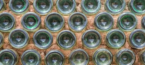 Glass Bottle Wall, Brick Bathroom, Wine Bottle Wall, Bottle House, Glass Bottle Diy, Cement Wall, Recycled Glass Bottles, Diy Fence, Wine Bottle Art