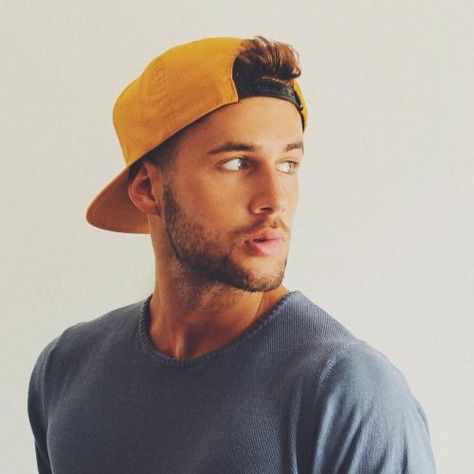 Photo Backwards Cap, Professional Profile Pictures, Backwards Hat, Shirt Style Tops, Cooler Style, Cool Tattoos For Guys, Hipster Man, Best Mens Fashion, Baseball Caps Mens