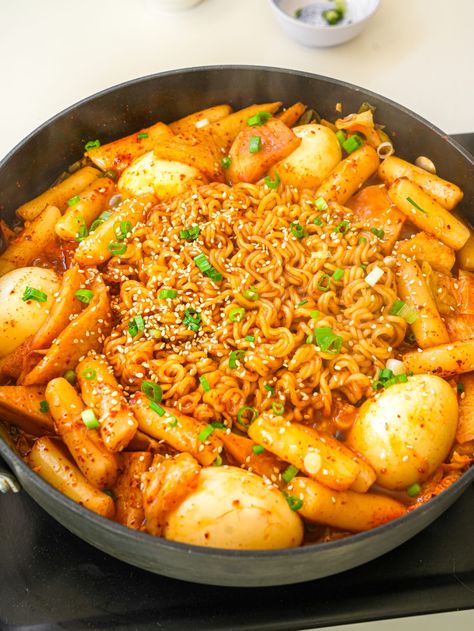 Rabokki – Ramen with Tteokbokki (Video) - One Happy Bite Tteokbokki Recipe Not Spicy, Rose Toppoki, Ramen And Tteokbokki, Rabokki Recipe, Tteokbokki Ramen, Eggs And Vegetables, Tteokbokki Recipe, Korean Chili Flakes, Korean Chili Paste