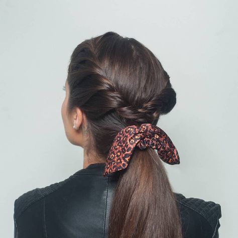 Accessory Styling, Scrunchie Updo, Low Ponytail Hairstyles, Scrunchie Styles, Simple Ponytails, Hair Tutorials Easy, Hair Flip, Low Ponytail, One Hair