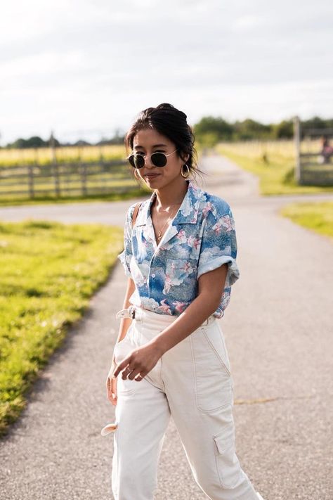 Tacky Tourist, Hawaiian Outfit Women, Hawaiian Shirt Outfit, Outfits Con Camisa, Vintage Summer Outfits, Hawaii Outfits, Hawaiian Shirt Women, Casual Shirt Women, Hawaiian Outfit