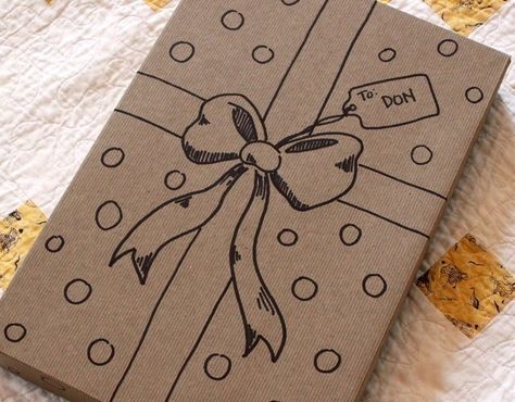 “Make your own wrapping” by drawing ribbons and a bow on a plain gift box. | 27 Clever Gift Wrapping Tricks For Lazy People Diy Sharpie Crafts, Diy Jul, Sharpie Crafts, Diy Sharpie, Clever Gift, Diy Papier, Creative Gift Wrapping, Cadeau Diy, Present Wrapping