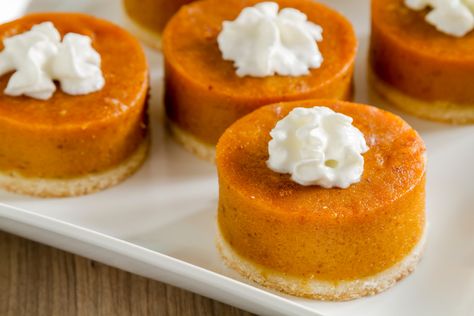 Bite Size Thanksgiving Desserts, Individual Cheesecakes, Mini Pumpkin Cheesecake, Cheesecake Bites Recipe, Dessert From Scratch, Mini Pumpkin Pies, Thanksgiving Food Desserts, Cinnamon Recipes, Cheesecake Bites