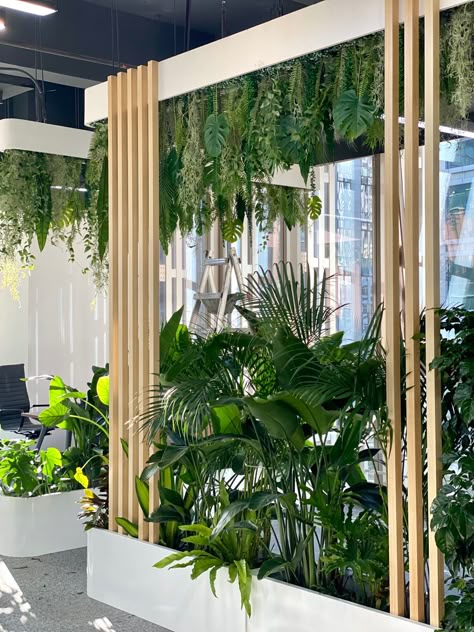 Presentation Furniture Design, Green Lobby, Botanical Interior, Spring Garden Decor, Backyard Flowers Garden, Rainforest Theme, Interior Design Plants, Decor Plants, Home Decor Aesthetic