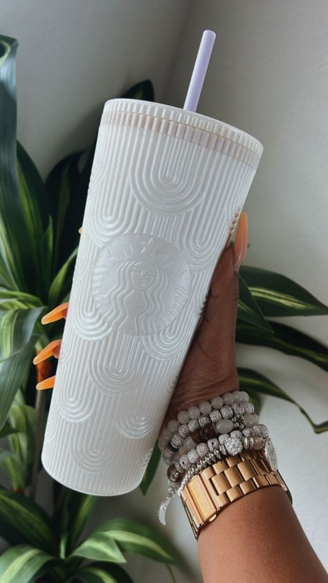 Starbucks Pearl Cup, New Starbucks Cups 2023, Reusable To Go Coffee Cup, Cool Starbucks Cups, Coffee Cup Starbucks, Tumbler Cups Starbucks, Cute Coffee Tumbler, Starbucks Tumbler Aesthetic, Glass Starbucks Cup