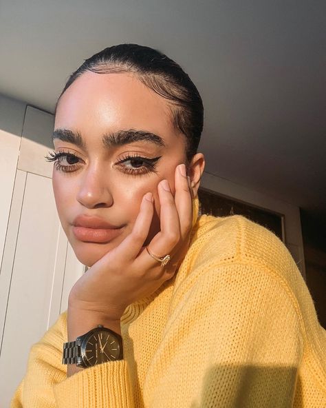 Five women with amazing eyebrows share the products, treatments, techniques, and best eyebrow tips they can't live without. Thick Eyebrows Natural, Eyebrows Products, Eyebrows Goals, Eyebrow Styles, Eyebrow Hacks, Thick Brows, Natural Black Women, Thick Eyebrows, Natural Eyebrows