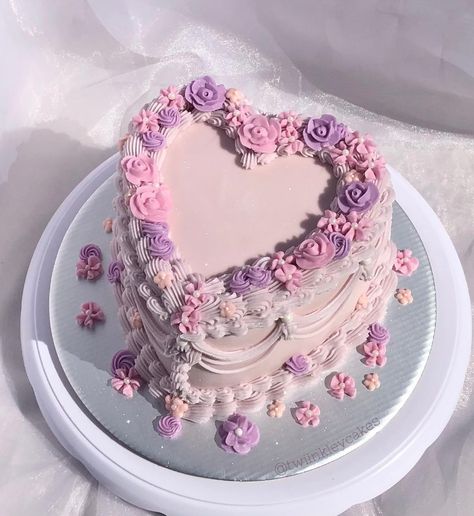 Cottagecore Cake, Heart Birthday Cake, Bolo Vintage, Purple Cakes Birthday, Heart Shaped Cake, Vintage Birthday Cakes, Bolo Barbie, Idee Babyshower, Pastel Cakes