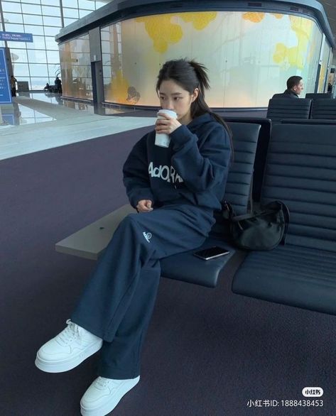 Airport Outfit Comfy, Comfy Airport Outfit, Airplane Outfits, Korean Casual Outfits, Trip Outfits, Casual Day Outfits, Tomboy Outfits, Trik Fotografi, 가을 패션