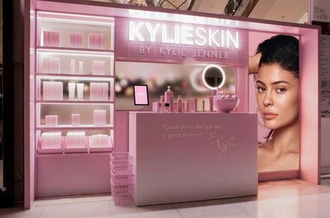 Kylie Skin by Kylie Jenner on Instagram: “So amazing seeing #kylieskin displays in Selfridges!! All @theofficialselfridges stores in the UK are officially open now! 🇬🇧💗” Kylie Pop Up Shop, Kylie Cosmetics Eyeshadow, Celebrity Skin Care, Trajes Kylie Jenner, Kylie Skin, Mode Kylie Jenner, Retail Store Interior Design, Skin Care Business, Great Makeup