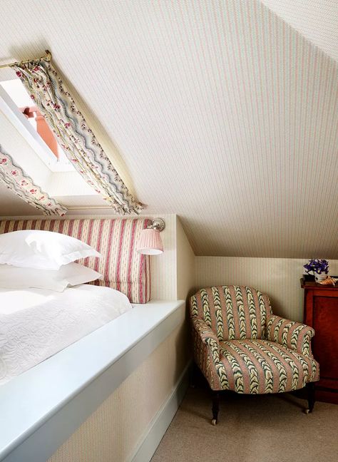 Tiny Attic Bedroom, Cottage House Garden, Tiny Guest Room, Spare Room Design, Attic Room Ideas, Modern Guest Bedroom, Open Plan Apartment, Guest Bedroom Ideas, Attic Conversion