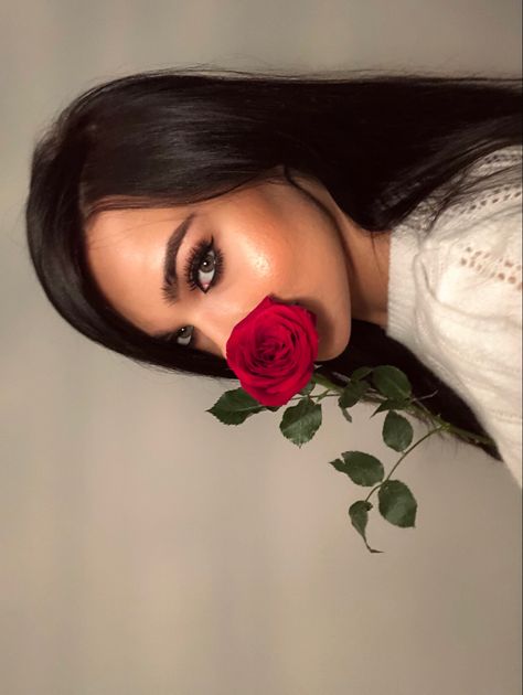 Fashion Aesthetic Summer, Rose Pic, Rosé Portrait, Instagram Roses, Headshot Poses, Beautiful Photoshoot Ideas, Flower Photoshoot, Flowers Instagram, Photography Inspiration Portrait