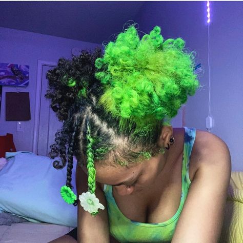 Green Skunk Stripe Curly Hair, Spring Green Hair, Neon Curly Hair, Green Dyed Hair Black Women, Green Hair Black Women Natural, Neon Green Curly Hair, Green Curly Hair Natural Curls, Green 4c Hair, Short Split Dyed Hair