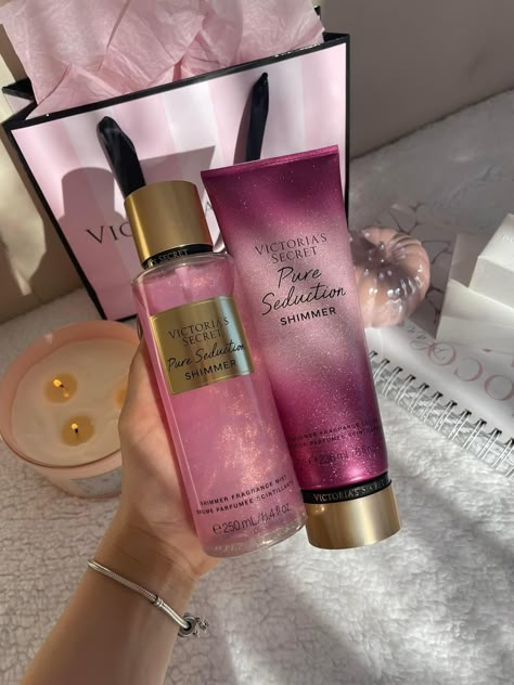 Victoria Secret Spray, Victoria Secret Perfume Body Spray, Profumo Victoria Secret, Perfume Victoria Secret, Secret Aesthetic, Victoria Secret Body Spray, Victoria's Secret Perfume, Pink Fragrance, Victoria Secret Body Mist