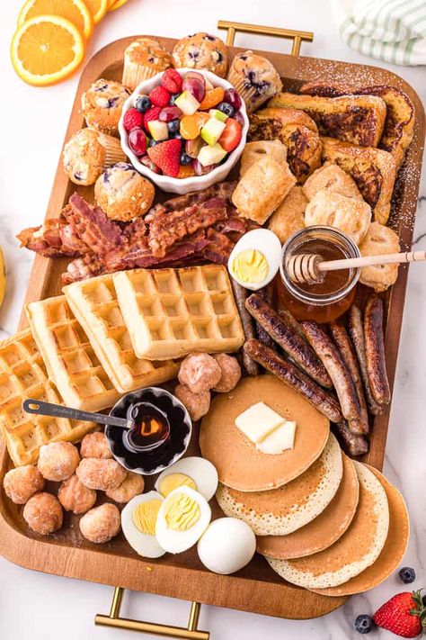 Brunch Charcuterie Board Brunch Charcuterie Board, Brunch Charcuterie, Delicious French Toast Recipe, Breakfast Platter, Charcuterie Inspiration, Perfect Brunch, Party Food Platters, Makanan Diet, Charcuterie And Cheese Board