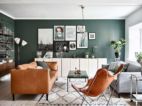 Green and tan leather living room   #greeninteriors #greenlivingroom #greendecor Koti Diy, Green Walls, Bilik Tidur, Living Room Green, Style Deco, Vintage Sofa, Livingroom Layout, Decor Minimalist, Retro Home