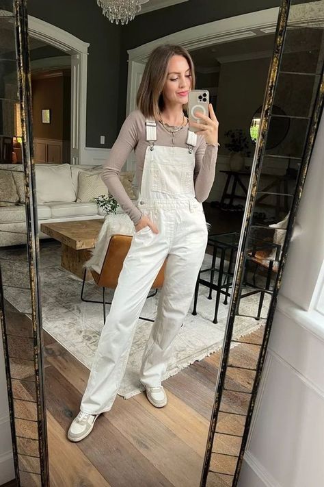 Ivory Overalls Outfit, Creme Overalls Outfit, White Overalls Outfit Winter, White Denim Overalls Outfit, Overalls Outfit Dressy, Style White Overalls, Beige Overalls Outfit, Cream Overalls Outfit, White Dungarees Outfits