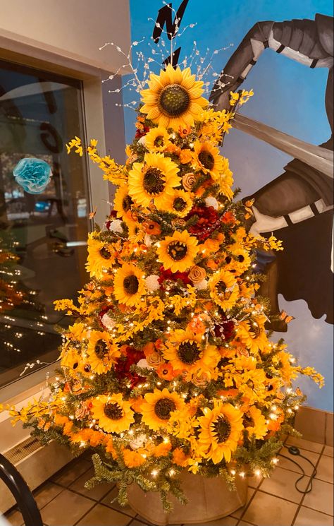 Flower Themed Christmas Tree, Sunflower Christmas Tree Ideas, Sunflower Christmas Tree, Natal Aesthetic, Fall Tree Decorations, Fall Christmas Tree, Tattoo Cake, Sunflower Christmas, Decorated Trees