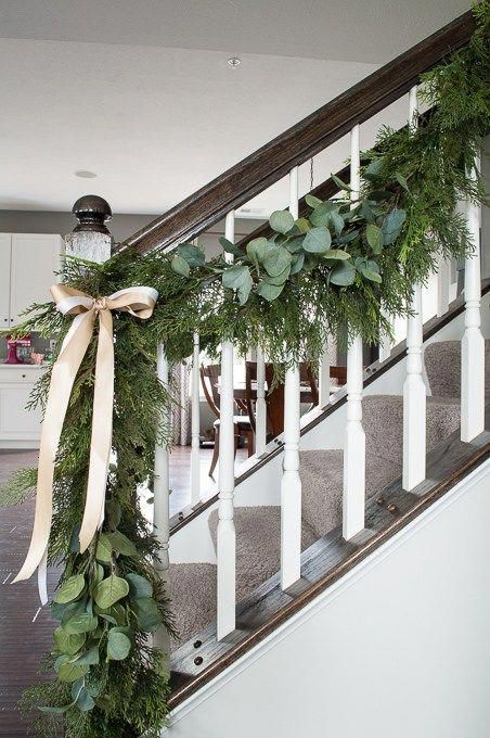 Christmas garland running up the stairs with peach/pink ribbon. Eucalyptus Christmas Garland, Deco Noel Nature, Eucalyptus Christmas, Pine And Eucalyptus, Christmas Stairs Decorations, Christmas Staircase Decor, Cozy Christmas Living Room, Christmas Stairs, Christmas Staircase