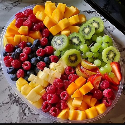 Fruit platter 🍓🍑🍌🍇🫐 Healthy Food Platters, Desserts For Winter, Fruit Boards, Fruit Platter Ideas, Raw Food Cleanse, Fruit Board, Amazing Food Platters, Aesthetic Fruit, Fruit Platter Designs