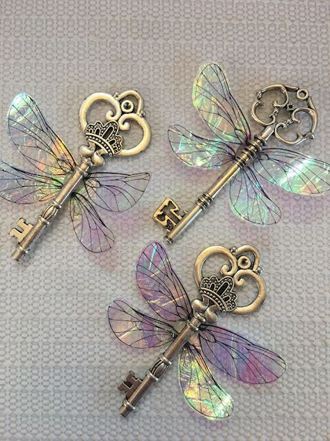 Harry Potter Tutorial, Flying Keys Harry Potter, Keys With Wings, Skeleton Key Crafts, Key Mobile, Flying Keys, Key Diy, Key Crafts, Diy Wings