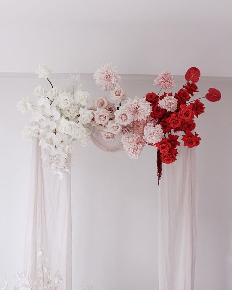 Red And Pink Wedding Flowers, Red And Pink Wedding, Tropical Wedding Bouquets, Romantic Theme Wedding, Silk Drapes, Red Wedding Theme, Red Wedding Flowers, Red And White Flowers, Ombre Wedding