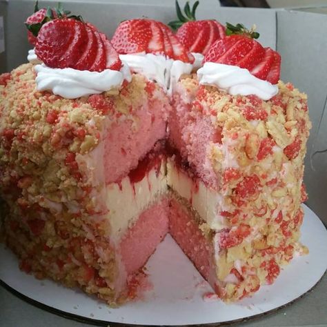 Strawberry-Shortcake-cheesecake Strawberry Shortcake Cheesecake Recipe, Strawberry Shortcake Cheesecake, Strawberry Dessert Recipes, Strawberry Shortcake Recipes, Shortcake Recipe, Crunch Cake, Torte Cupcake, Cheesecake Cake, Think Food