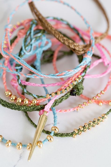 Adjustable Bracelet Diy, Cord Bracelet Diy, Diy Yoga, Bracelet Tutorials, Diy Bracelets With String, Wax Cord Bracelet, Braided Bracelet Diy, Diy Bracelets Tutorials, String Bracelets