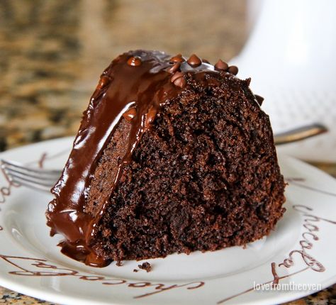 Chocolate Bundt Cake Recipe Banana Bundt Cake, Banana Bundt, Chocolate Banana Cake, Banana Buttermilk, Buttermilk Cake, Swedish Chef, Easy Chocolate Desserts, Cake Delicious, Caramel Drizzle