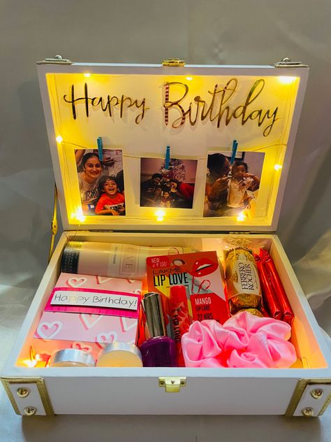 Gift Ideas For New Year, Trunk Hamper Ideas, Birthday Gif Ideas, Birthday Box Ideas For Mom, Diy Birthday Hamper Ideas, Gift Hamper Ideas For Birthday, Birthday Gift For Roommate, Hamper Ideas For Best Friend, Birday Gift Ideas