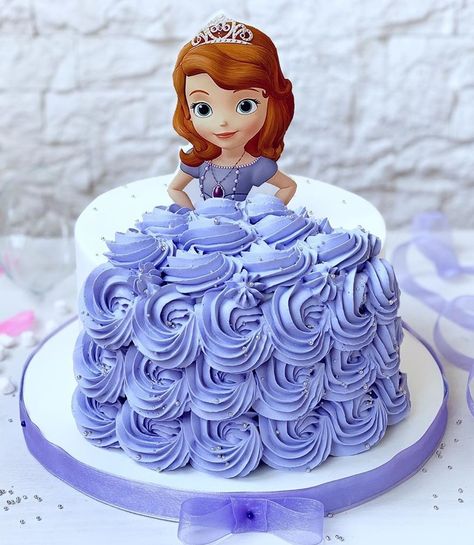 Frozen Princess Birthday Cake, Princess Birthday Cake Ideas Simple, Princess Buttercream Cake, Sofia Birthday Cake, Nursing Graduation Cakes, Princess Sofia Cake, Cake Frosting Designs, Drip Cake Recipes, Doll Cake Designs