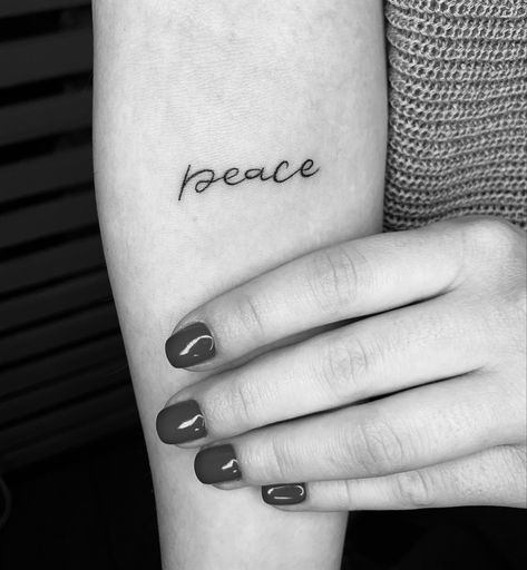 Peace Word Tattoo, Peace Tattoos For Women, Peace Tattoo Designs, Back Ear Tattoo, Peace Tattoo, Peace Tattoos, Discreet Tattoos, Wallpaper Images, Feminine Tattoos