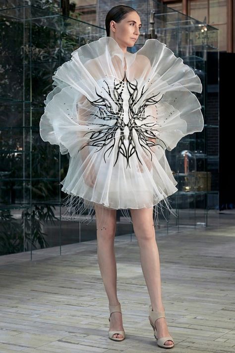 Iris Van Herpen Couture, Single Dress, Collection Couture, Iris Van Herpen, Runway Dresses, Futuristic Fashion, Couture Week, Runway Pictures, Fashion Mode