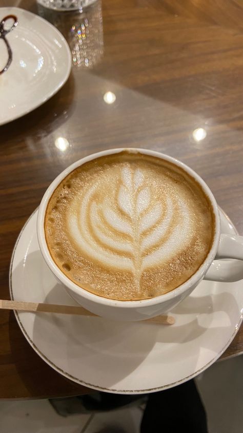 Drink Asthetics Photos, Ash Reshteh Recipe, Flat White Coffee, Starbucks Aesthetic, Cold Coffee Recipes, Delhi Metro, Coffee Latte Art, Coffee Obsession, Healthy Food Dishes