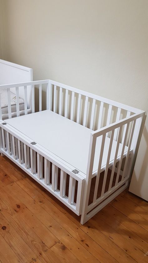 Colecho Ideas, Small Baby Bed, Baby Crib Designs, Perlengkapan Bayi Diy, Small Room Nursery, Baby Crib Diy, Cozy Baby Room, Crib Design, Diy Crib