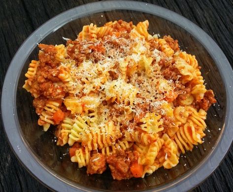 radiatori bolognese Raditorie Pasta, Radiator Pasta Recipes, Radiatori Pasta Recipes, Radiatore Pasta Recipes, Radiatori Pasta, Shaped Pasta, Tasty Treats, Look Beautiful, Serving Dishes