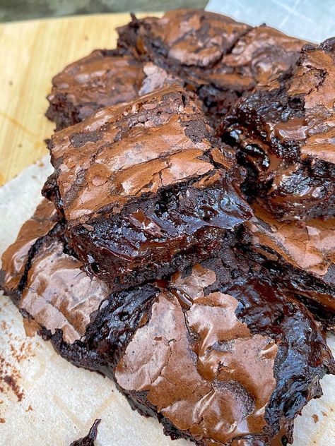 Reeses Lava Brownie, Lava Brownies Molten, Viennese Table Desserts Party Ideas, Best Gooey Brownie Recipe, Salty Dessert Recipes, Molten Lava Brownies, Summer Recipes Baking, Chocolate Lava Brownie Cookies, Fall Brownies Recipes