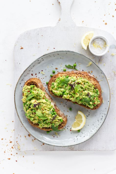 Simple Food Photography, Smashed Peas, Avocado On Toast, Savoury Snacks, Heart Healthy Eating, Weeknight Recipes, Avocado Toast Recipe, Filling Breakfast, Vegan Cream Cheese