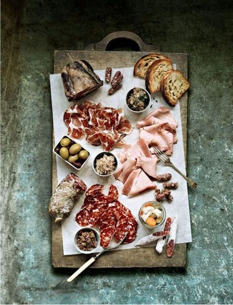 The Grazing Table: Wedding Eats Get Super Chill Charcuterie Recipes, Think Food, Snacks Für Party, Cured Meats, Food Presentation, Beautiful Food, Food Styling, Food Photo, Finger Foods