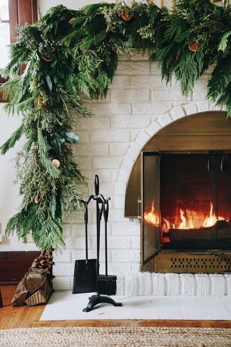 Asymmetrical garland: an unexpected take on traditional Holiday fireplace mantel decor. Hear my thought process and how to create the look at your house. Asymmetrical Garland On Mantle, Asymmetrical Garland Mantle, Asymmetrical Garland, Garland Diy Christmas, Diy Christmas Fireplace, Christmas Fireplace Mantels, Holiday Fireplace, Fresh Garlands, Fireplace Garland