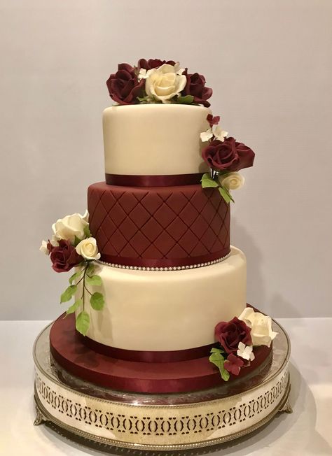 Wedding Cakes Maroon, Burgundy Wedding Cake, Fancy Wedding Cakes, Quinceanera Cakes, Wedding Cake Roses, Maroon Wedding, Floral Wedding Cakes, Romantic Wedding Cake, Amazing Wedding Cakes